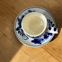 Tasse à café et soucoupe en Delft Blue peintes à la main