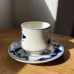 Tasse à café et soucoupe en Delft Blue peintes à la main