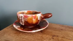 Tasse caquelon et soucoupe, déjeuner, Vallauris en céramique flammée