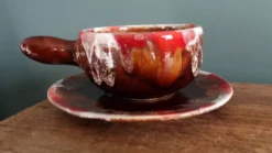 Tasse caquelon et soucoupe, déjeuner, Vallauris en céramique flammée