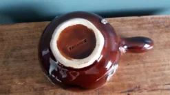 Tasse caquelon et soucoupe, déjeuner, Vallauris en céramique flammée