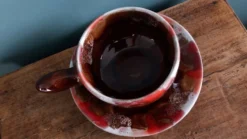 Tasse caquelon et soucoupe, déjeuner, Vallauris en céramique flammée