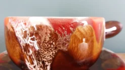 Tasse caquelon et soucoupe, déjeuner, Vallauris en céramique flammée
