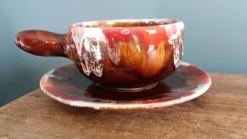 Tasse caquelon et soucoupe, déjeuner, Vallauris en céramique flammée