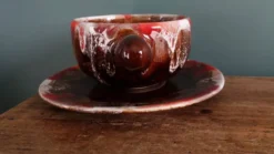 Tasse caquelon et soucoupe, déjeuner, Vallauris en céramique flammée