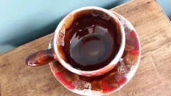 Tasse caquelon et soucoupe, déjeuner, Vallauris en céramique flammée