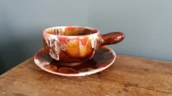 Tasse caquelon et soucoupe, déjeuner, Vallauris en céramique flammée