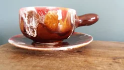 Tasse caquelon et soucoupe, déjeuner, Vallauris en céramique flammée