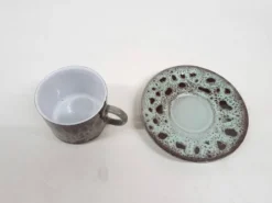 Tasse en céramique lava marron et turquoise, années 1970.