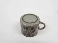 Tasse en céramique lava marron et turquoise, années 1970.