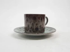 Tasse en céramique lava marron et turquoise, années 1970.
