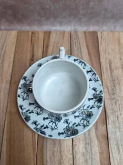 Tasse et soucoupe anciennes Gien – terre de fer – décor floral doré