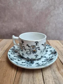 Tasse et soucoupe anciennes Gien – terre de fer – décor floral doré