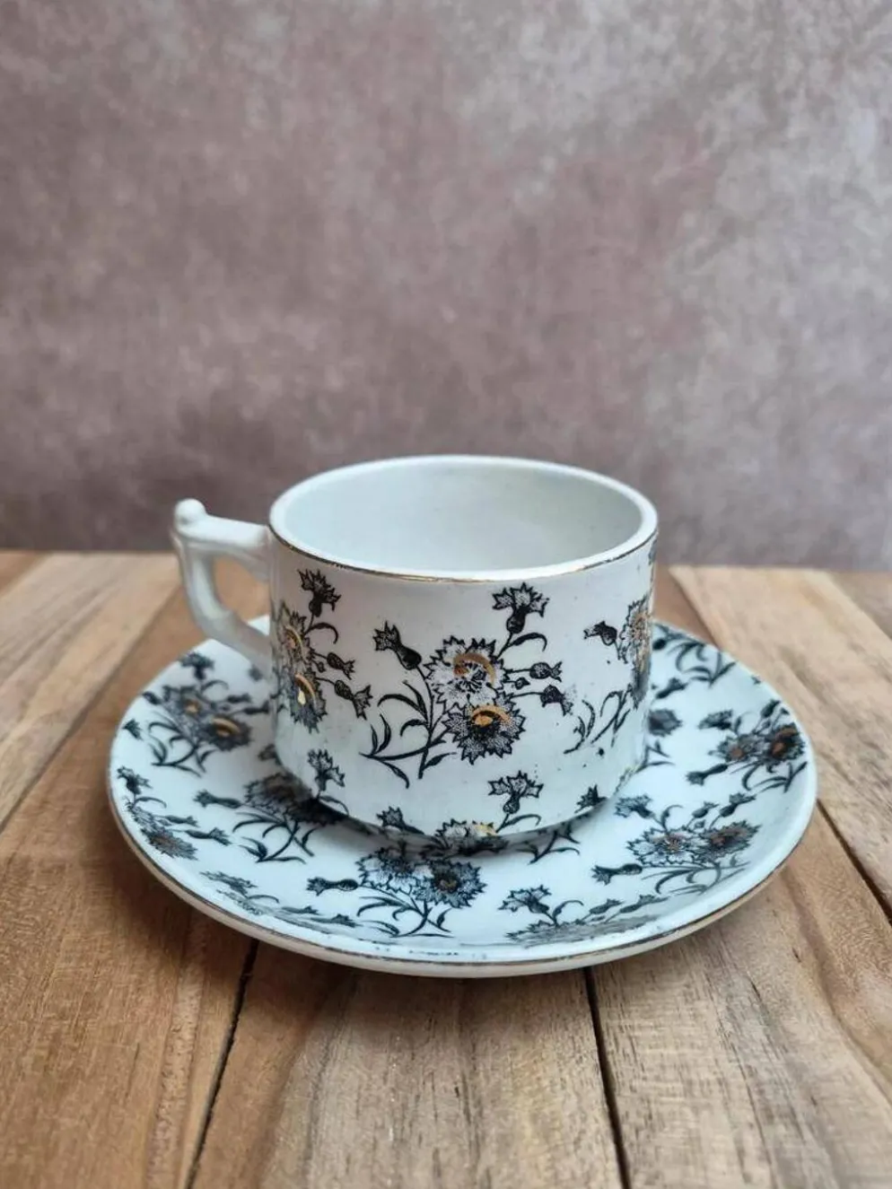 Tasse et soucoupe anciennes Gien – terre de fer – décor floral doré