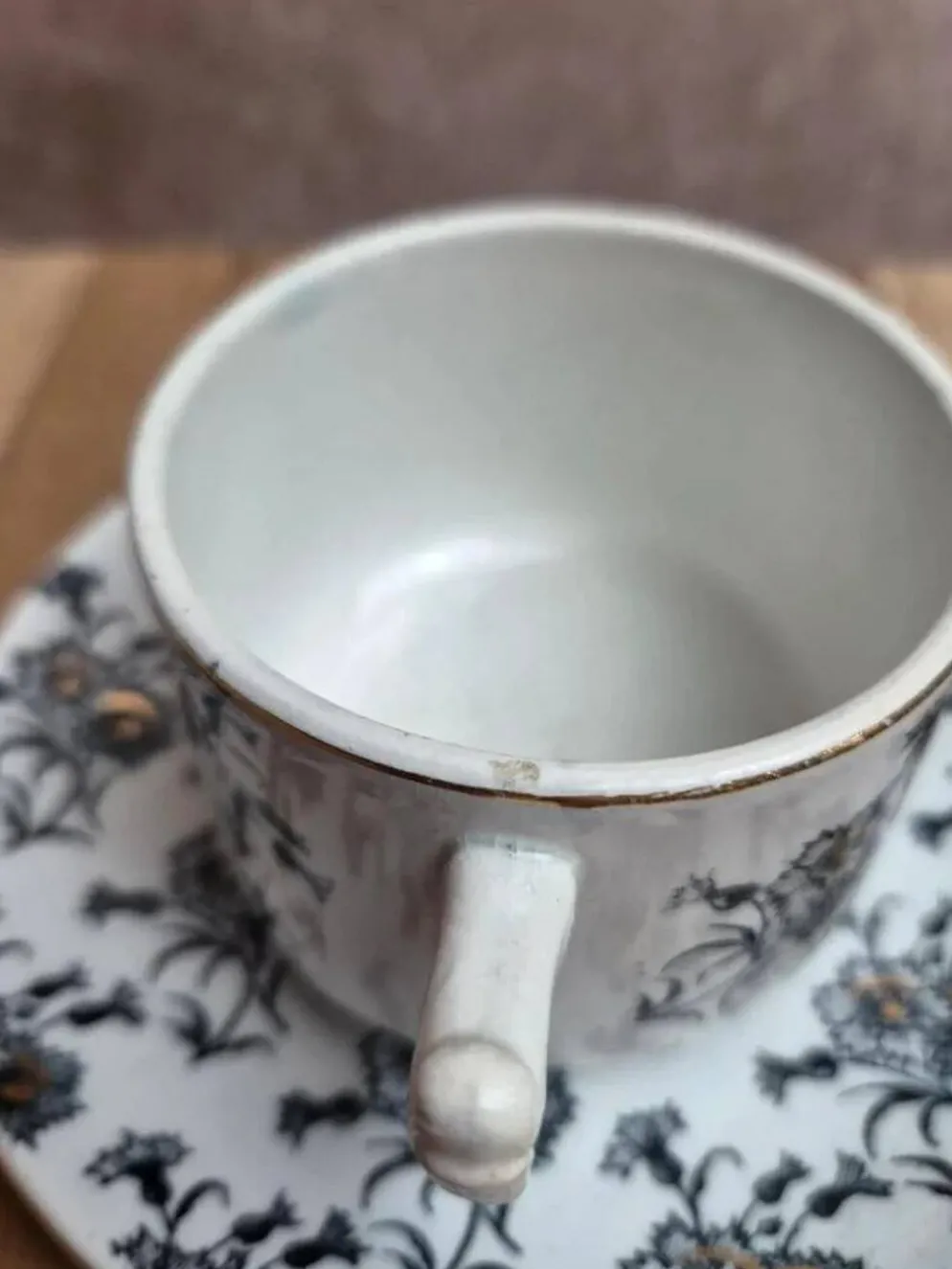 Tasse et soucoupe anciennes Gien – terre de fer – décor floral doré