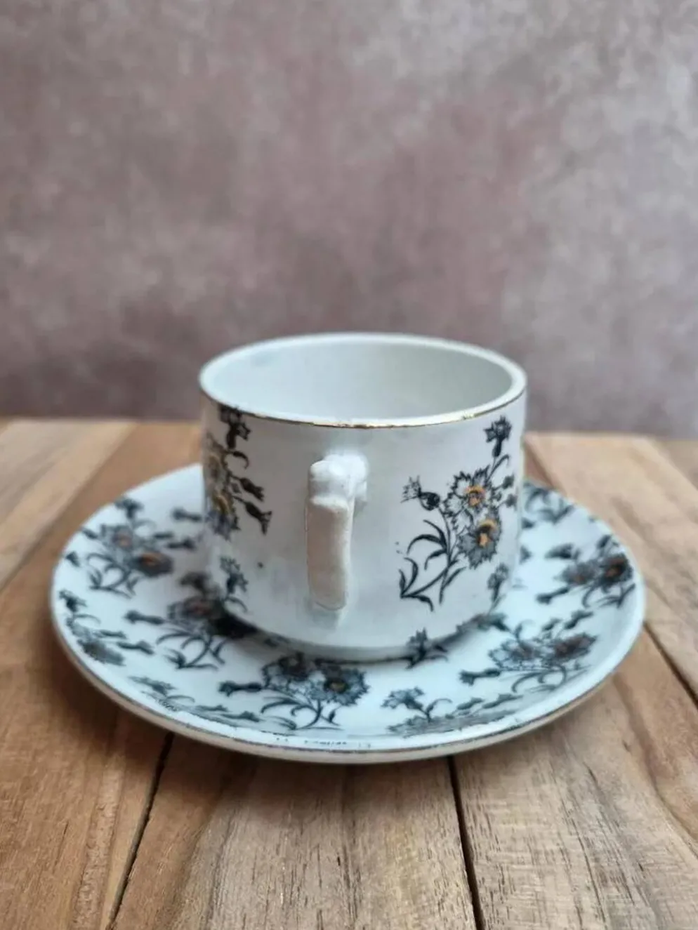 Tasse et soucoupe anciennes Gien – terre de fer – décor floral doré