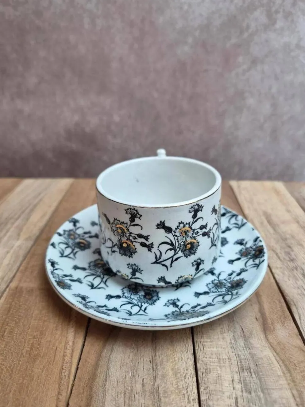 Tasse et soucoupe anciennes Gien – terre de fer – décor floral doré