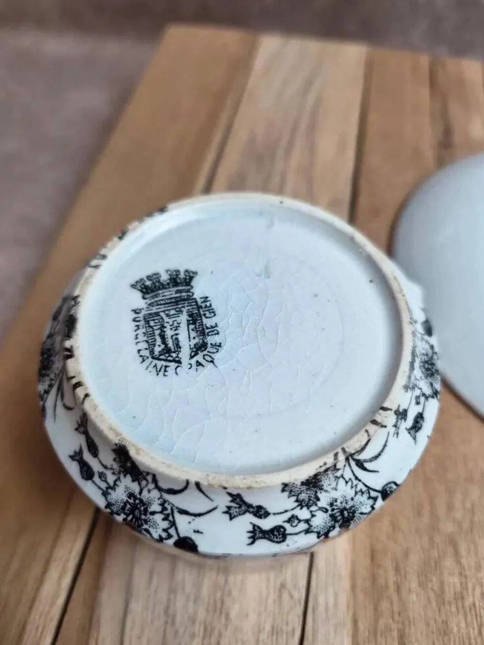 Tasse et soucoupe anciennes Gien – terre de fer – décor floral doré