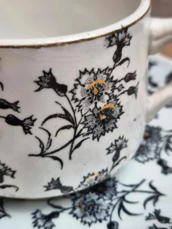 Tasse et soucoupe anciennes Gien – terre de fer – décor floral doré