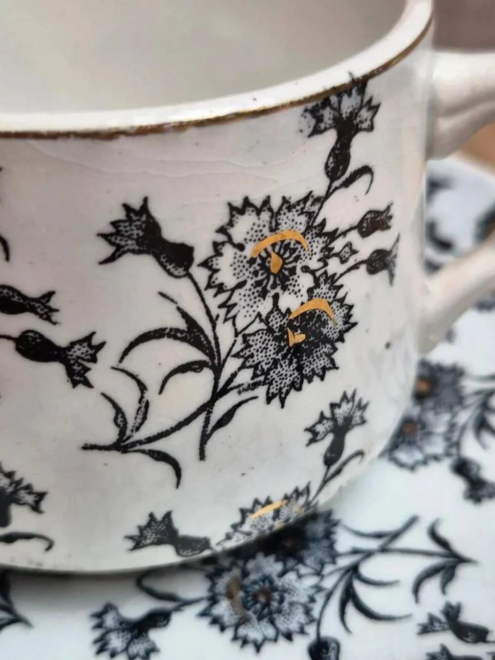 Tasse et soucoupe anciennes Gien – terre de fer – décor floral doré