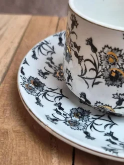 Tasse et soucoupe anciennes Gien – terre de fer – décor floral doré