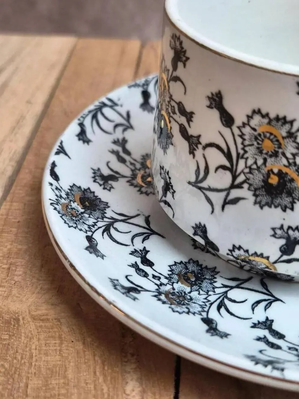 Tasse et soucoupe anciennes Gien – terre de fer – décor floral doré