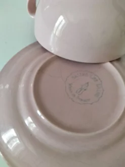 Tasse et soucoupe Salins France en faïence rose poudré – années 50-60