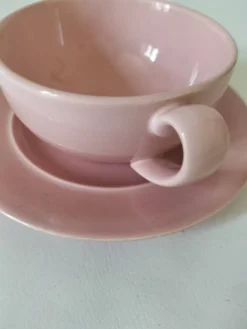 Tasse et soucoupe Salins France en faïence rose poudré – années 50-60