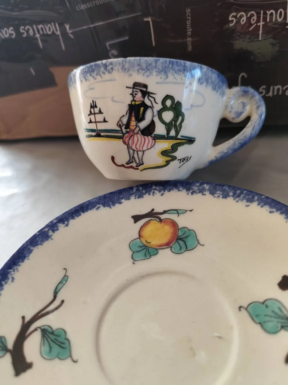 Tasse et soucoupe vintage en faïence HB Quimper – Décor Mont Saint-Michel