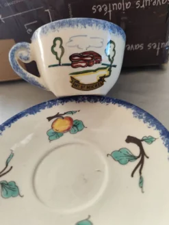 Tasse et soucoupe vintage en faïence HB Quimper – Décor Mont Saint-Michel