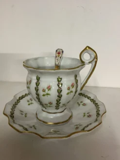 Tasse et sous tasse ancienne - porcelaine de Limoges - décor roses et or