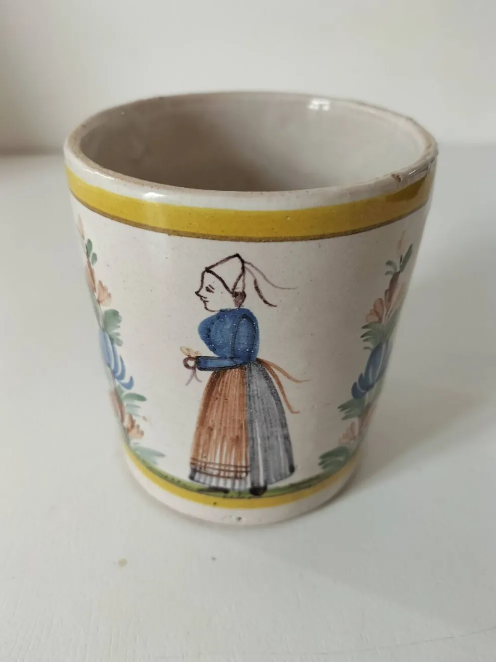 Tasse-pichet ancienne Quimper Henriot paysanne vers 1900