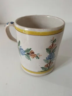 Tasse-pichet ancienne Quimper Henriot paysanne vers 1900