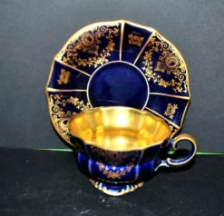 Tasse précieuse polylobée en porcelaine allemande cobalt intérieur or Lindner Bavaria