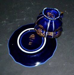 Tasse précieuse polylobée en porcelaine allemande cobalt intérieur or Lindner Bavaria