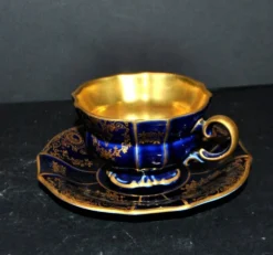 Tasse précieuse polylobée en porcelaine allemande cobalt intérieur or Lindner Bavaria