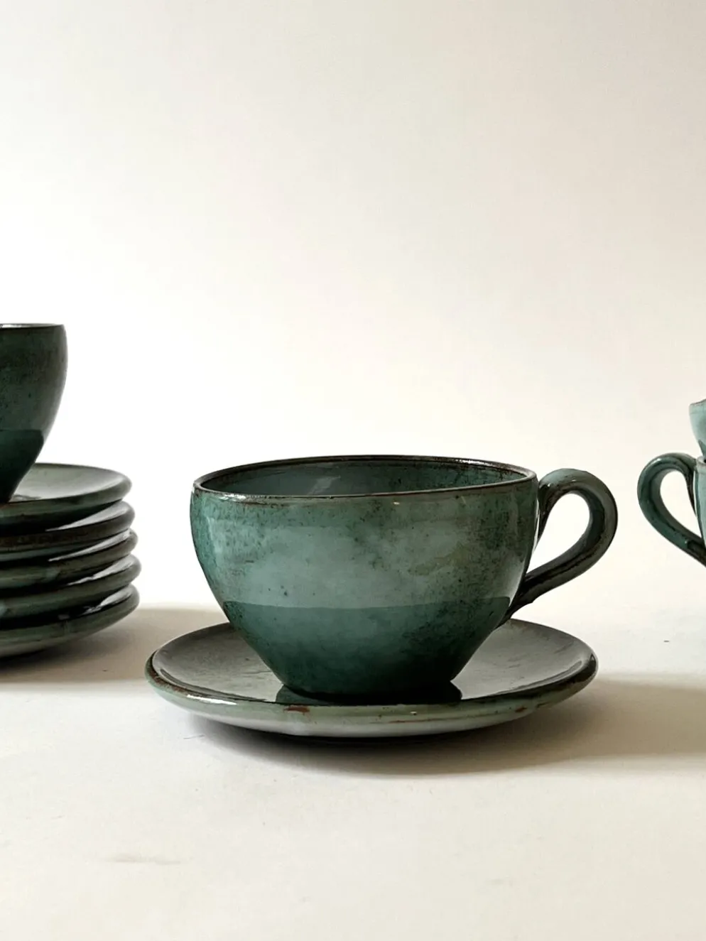 Tasses a café en céramique émaillée fait main et signée, La borne vers 1950