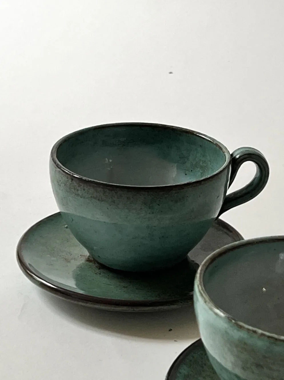 Tasses a café en céramique émaillée fait main et signée, La borne vers 1950