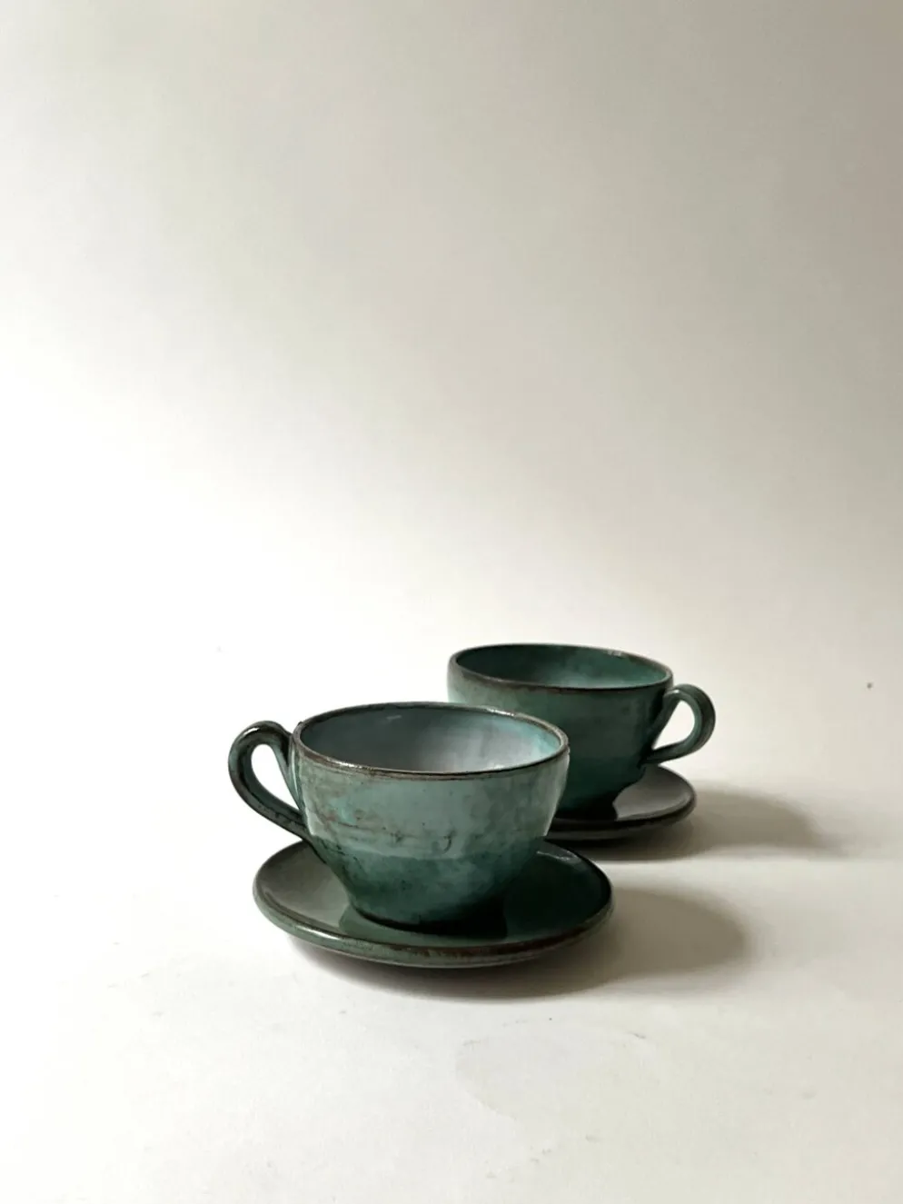 Tasses a café en céramique émaillée fait main et signée, La borne vers 1950