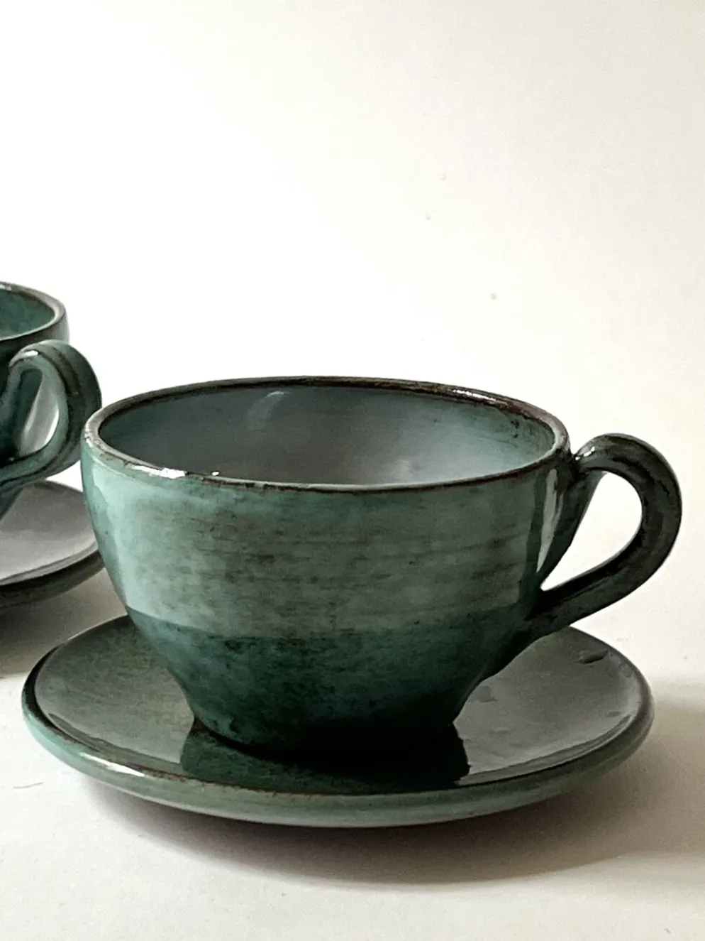 Tasses a café en céramique émaillée fait main et signée, La borne vers 1950