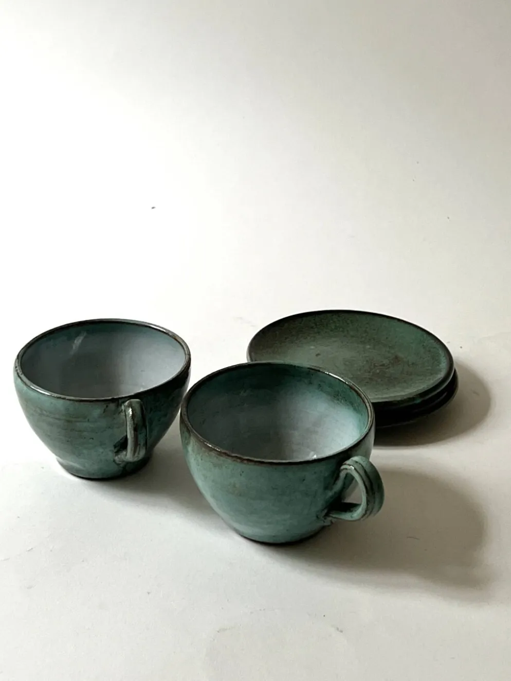 Tasses a café en céramique émaillée fait main et signée, La borne vers 1950