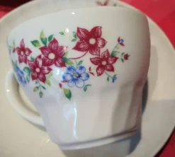 5 tasses à cadé avec soucoupes