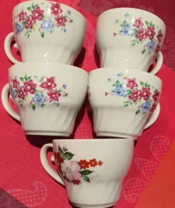 5 tasses à cadé avec soucoupes