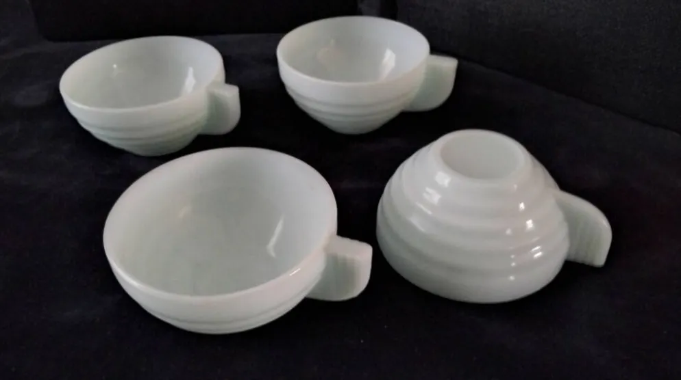 4 Tasses à café en Opaline Art Déco