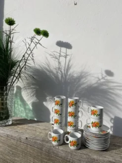 12 tasses à café en porcelaine avec fleurs 1960 1970