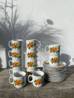 12 tasses à café en porcelaine avec fleurs 1960 1970