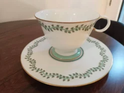 2 tasses à café , 2 tasses à thé et soucoupes