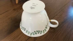 2 tasses à café , 2 tasses à thé et soucoupes