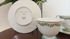 2 tasses à café , 2 tasses à thé et soucoupes