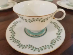 2 tasses à café , 2 tasses à thé et soucoupes